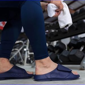 OOFOS OOahh Sandália esportiva Flex Recovery, Azul marino, 9 Women